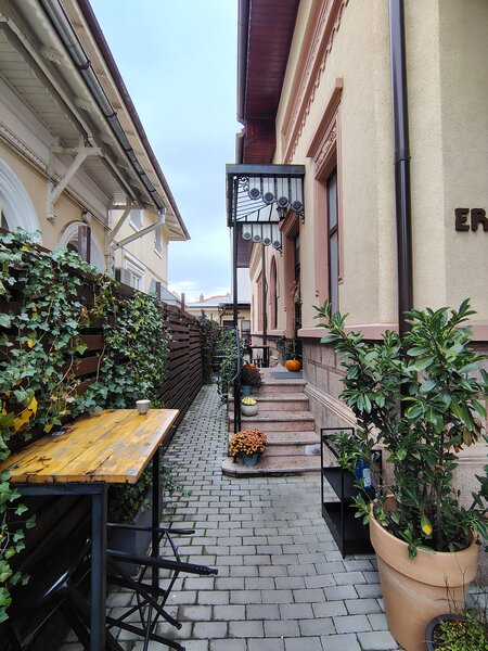 Tineretului, parcul Carol, cafenea si minihotel.