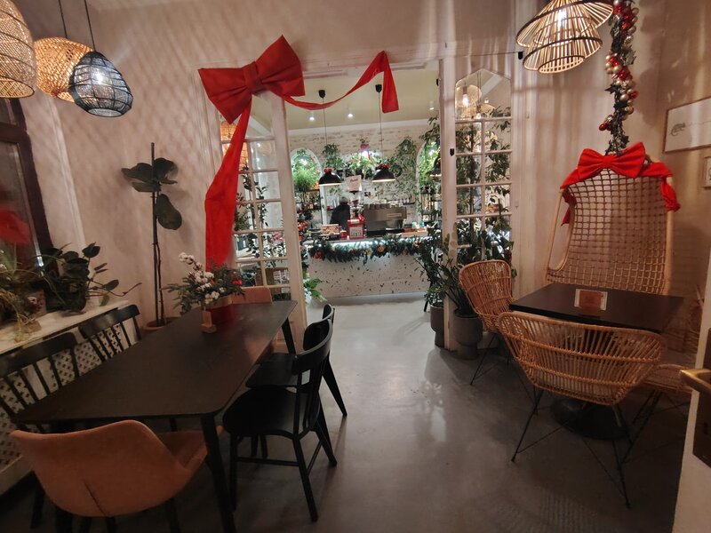 Tineretului, parcul Carol, cafenea si minihotel.