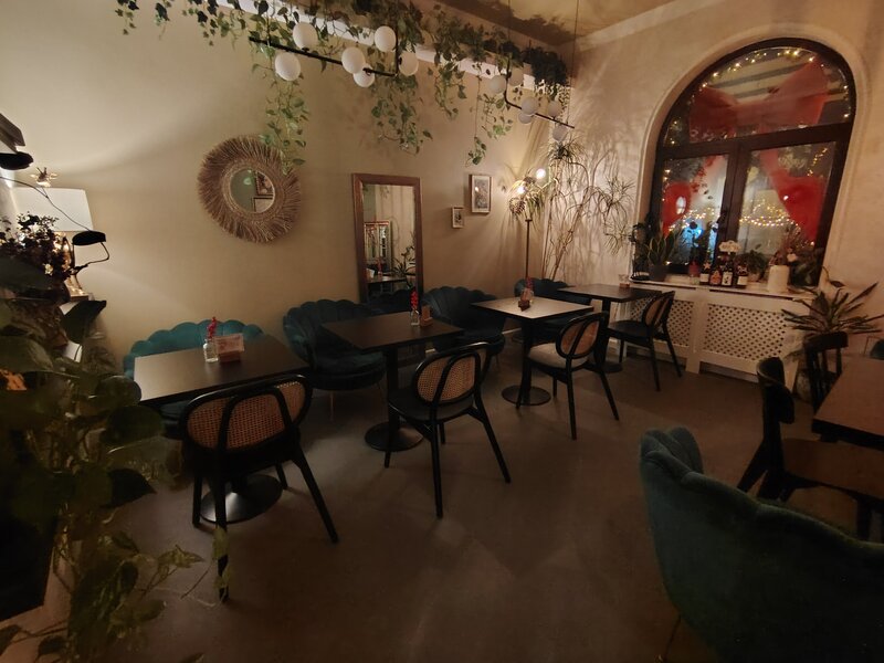 Tineretului, parcul Carol, cafenea si minihotel.