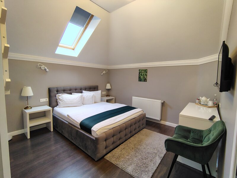 Tineretului, parcul Carol, cafenea si minihotel.